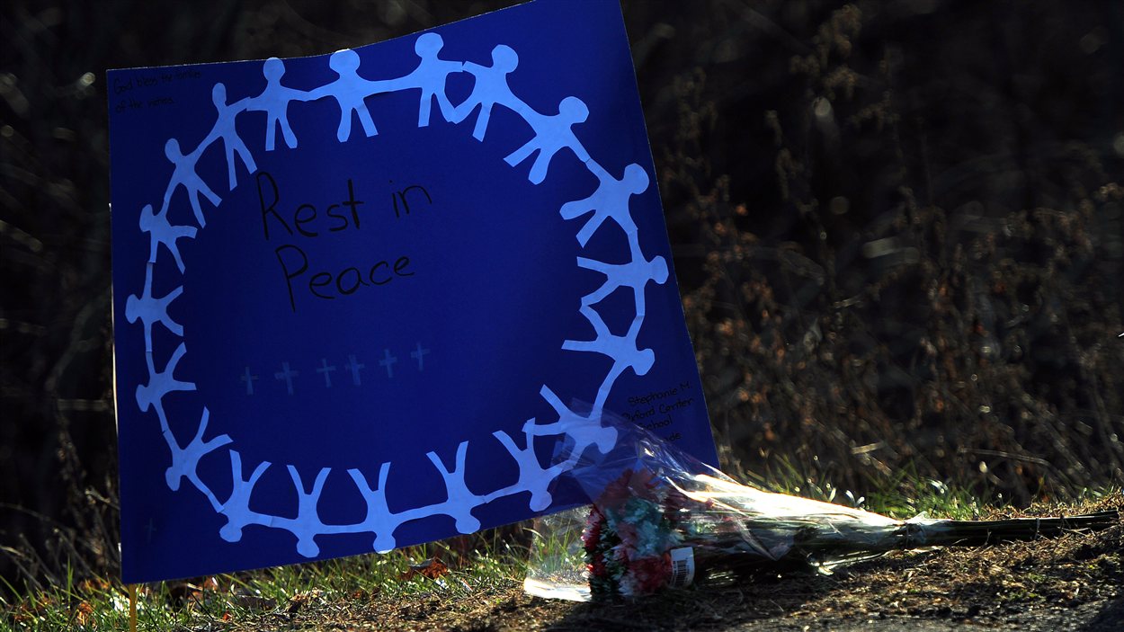 Dessin et fleurs en mémoire des victimes de la tuerie à Newtown.