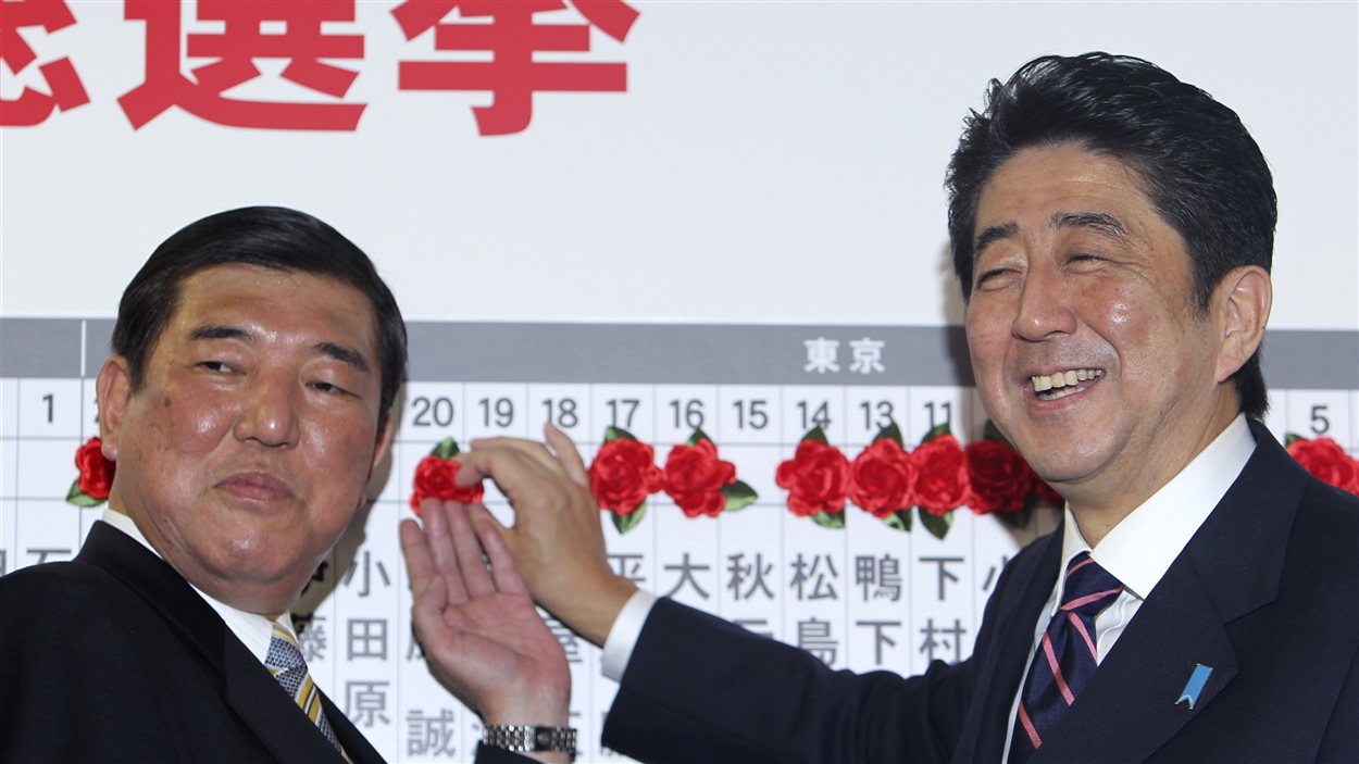 Le Parti libéral démocratique de Shinzo Abe (à droite) a remporté les élections législatives du 16 décembre au Japon.