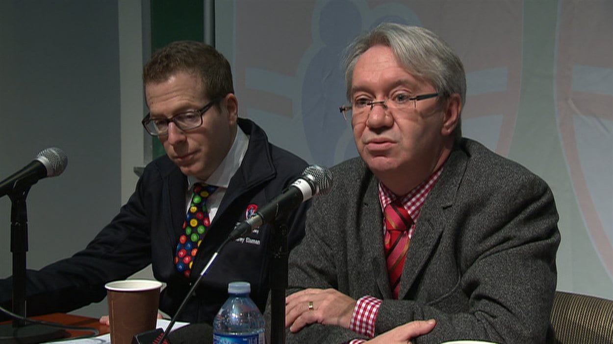 Les docteurs Harley Eisman, de l'Hôpital de Montréal pour enfants, et Marc Girard, du CHU Ste-Justine, au cours d'une conférence de presse le 20 décembre