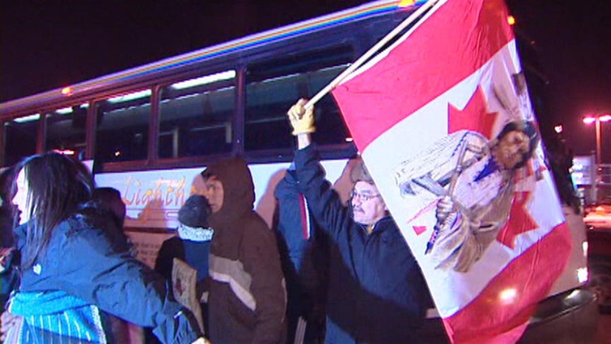 Des gens qui appuient le mouvement Idle No More embarquent dans un autocar à Regina le 19 décembre 2012.