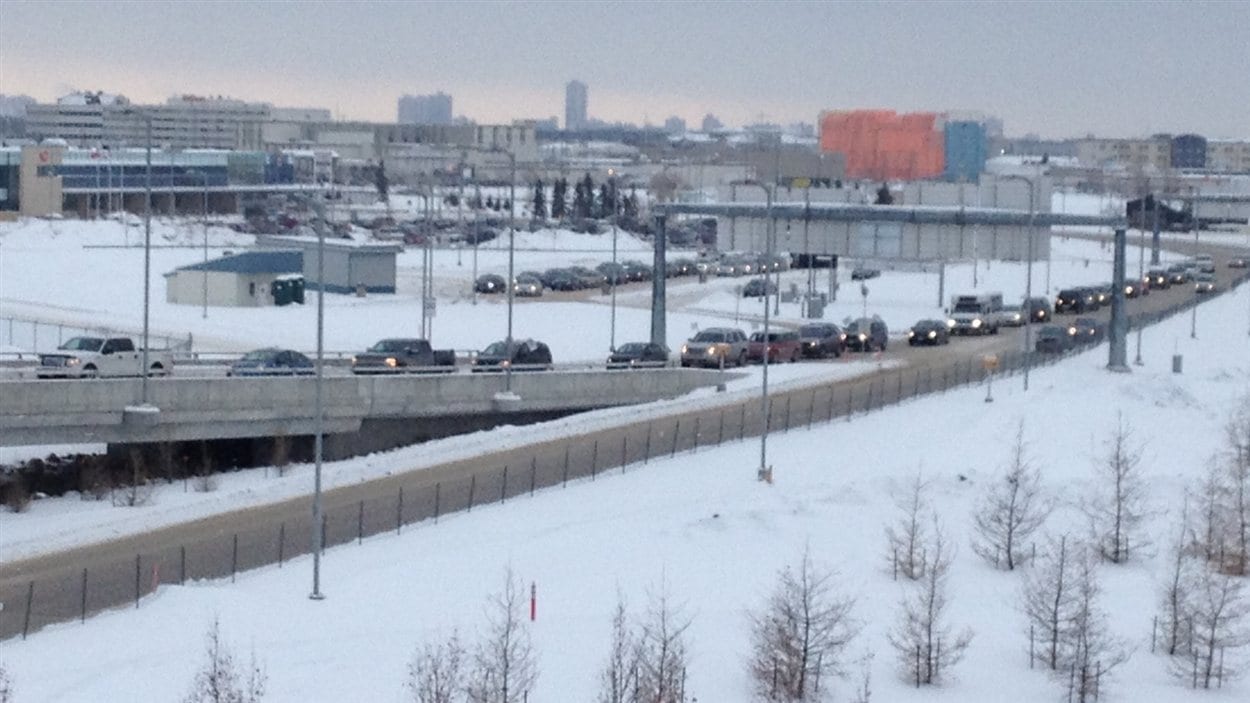 Une file de véhicules s'étire le long de la route menant au terminal de l'aéroport de Winnipeg le 21 décembre 2012, en raison d'un geste de perturbation mené par des membres du mouvement Idle No More.