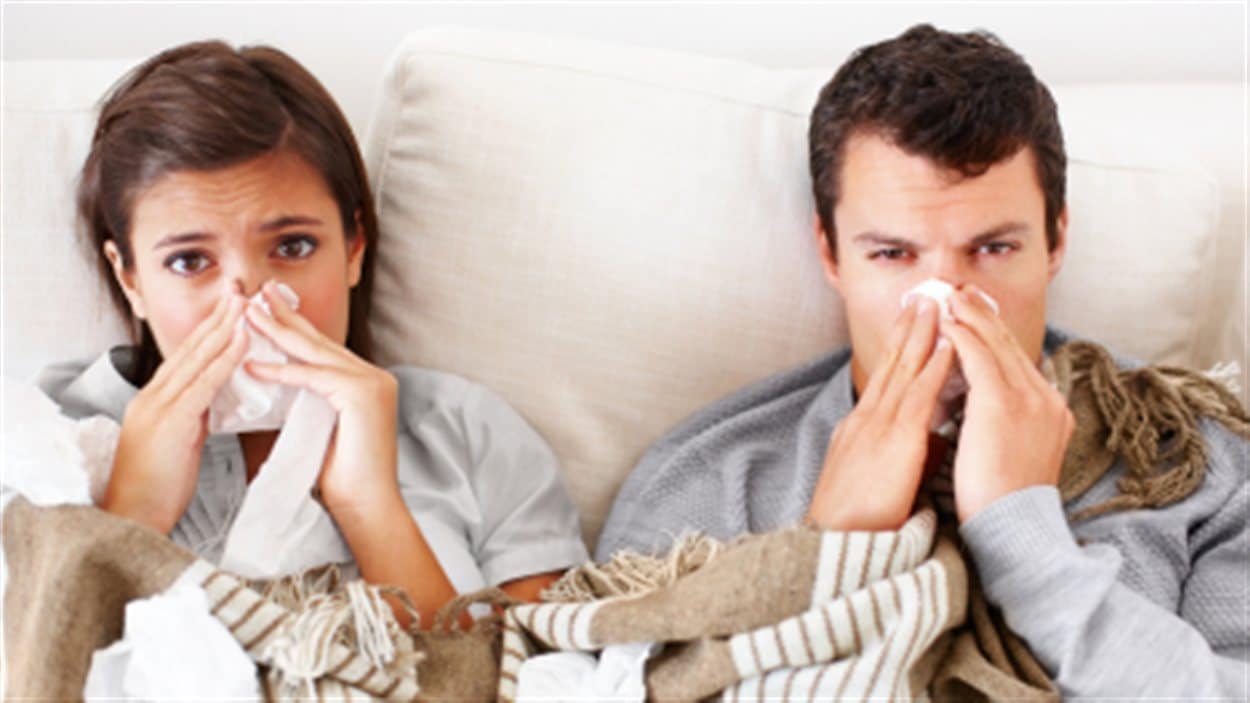 Une femme et un homme sont cloués au lit
