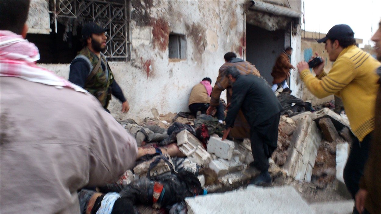 Une photo transmise par un média syrien rebelle montre des hommes qui accourent pour porter secours à des victimes de l’attaque.
