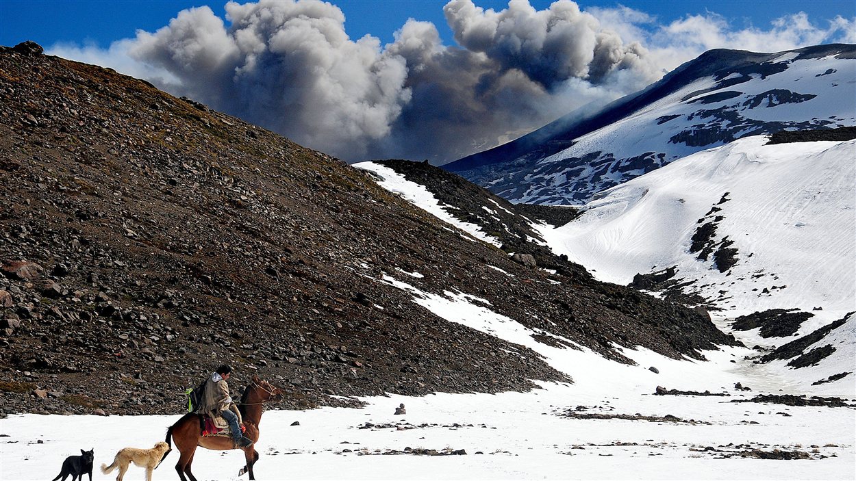 Le volcan Copahue, situé sur la frontière entre le Chili et l'Argentine, commence à se réveiller