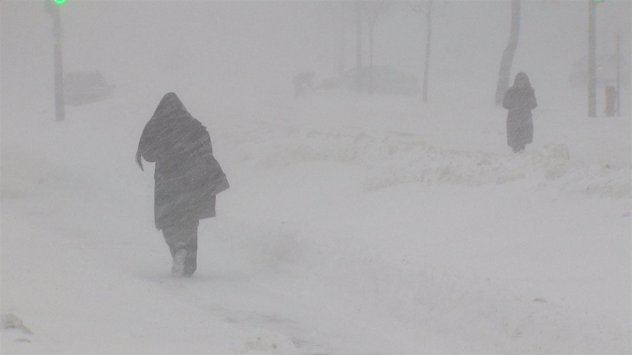 Des piétons dans la neige à Montréal