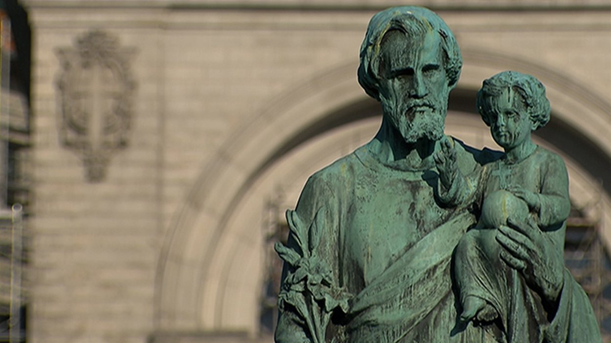 Une statue devant l'Oratoire Saint-Joseph, fondé par un religieux de la congrégation de Sainte-Croix