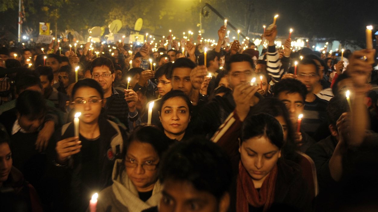 Veillée à la bougie à New Delhi en mémoire de la jeune femme morte à la suite du viol