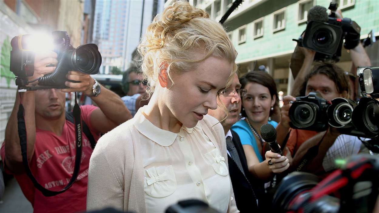 L'actrice Nicole Kidman, entourée de photographes