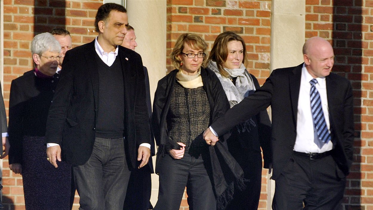 Gabrielle Giffords, l'ancienne représentante du huitième district de l'Arizona à la Chambre des représentants des États-Unis, en visite à l'école de Newtown, au Connecticut, où s'est déroulé une tuerie le 14 décembre 2012