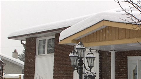 Poids de la neige : le déneigement des toits est important - TVA CIMT CHAU