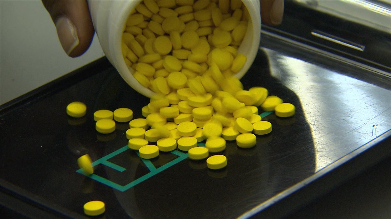 Deux résidents des Cantons-de-l’Est s’élèvent contre les régimes privés d’assurance médicaments auxquels ils sont obligés d’adhérer. Une préposée aux bénéficiaires doit verser des cotisations qui représentent 37 pour cent de son revenu, et un retraité de 58 ans doit débourser plus de 4 200 dollars pour un régime privé dont il ne veut pas et auquel il devra contribuer pour les sept prochaines années.