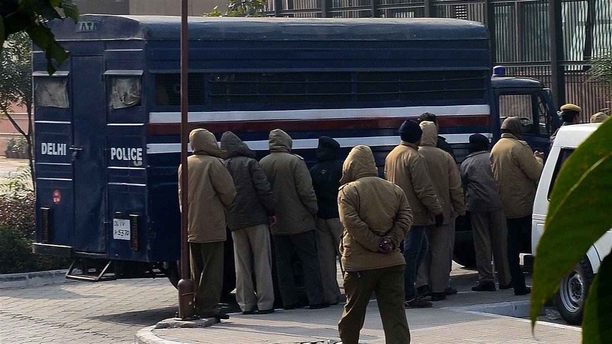 Les accusés sont arrivés au tribunal dans un transport de détenus sous haute surveillance policière.