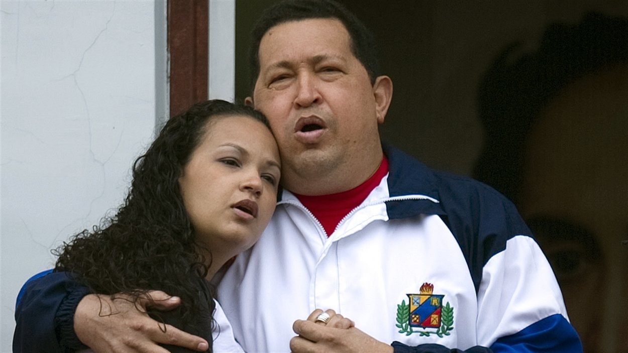 Le président du Venezuela, Hugo Chavez, et sa fille, Rosa Virginia, au balcon du palais présidentiel à Caracas en avril 2012