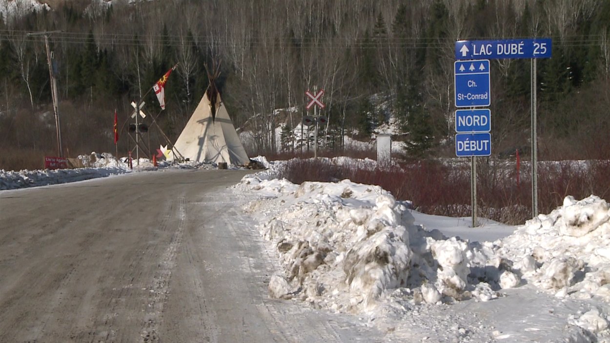 Un tipi installé sur la voie ferroviaire