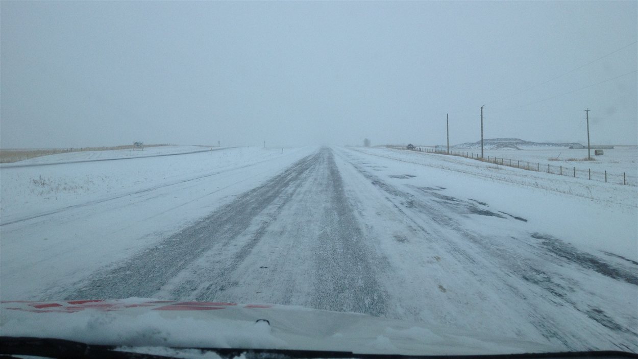 L'autoroute 2 enneigée et glissante dans le sud de l'Alberta