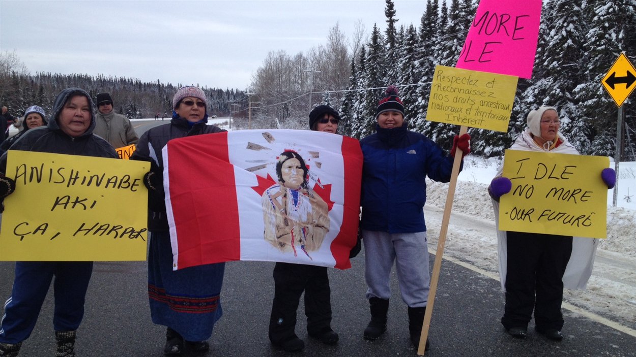 Une centaine de personnes ont manifesté sur la route 117 à Lac Simon à l'occasion du mouvement Idle No More.