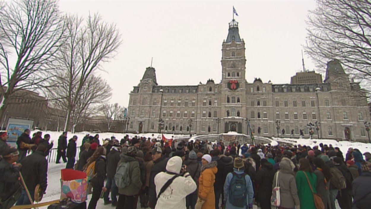 Des dizaines de personnes manifestent sur la colline Parlementaire à Québec.