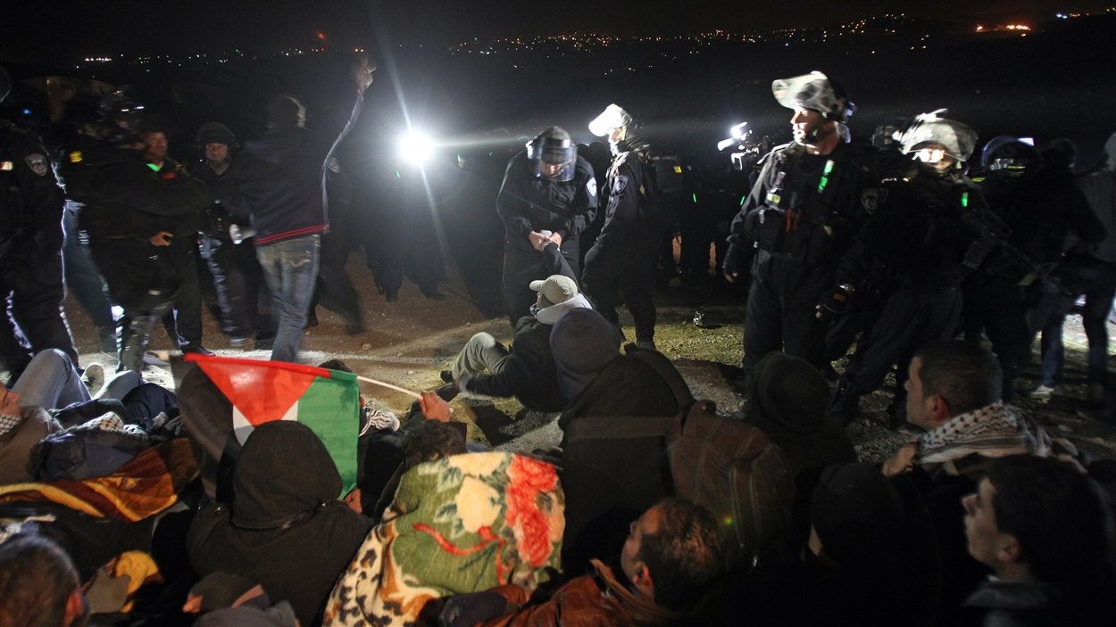 Des soldats israéliens délogent des militants palestiniens d'un camp de tentes intallés pour protester contre la colonisation
