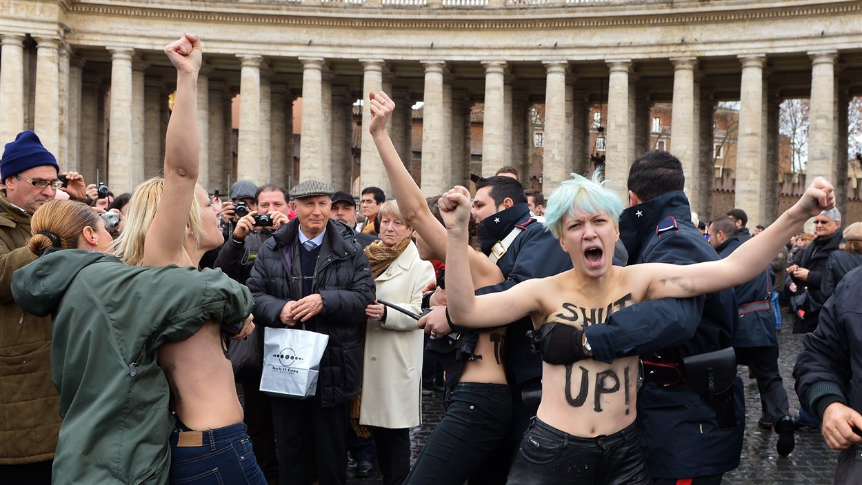 Quatre femmes torse nu au Vatican pour défendre le droit au mariage gai |  Radio-Canada