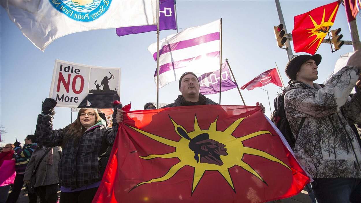 Les militants du mouvement autochtone Idle No More bloquant l'accès au pont Ambassador