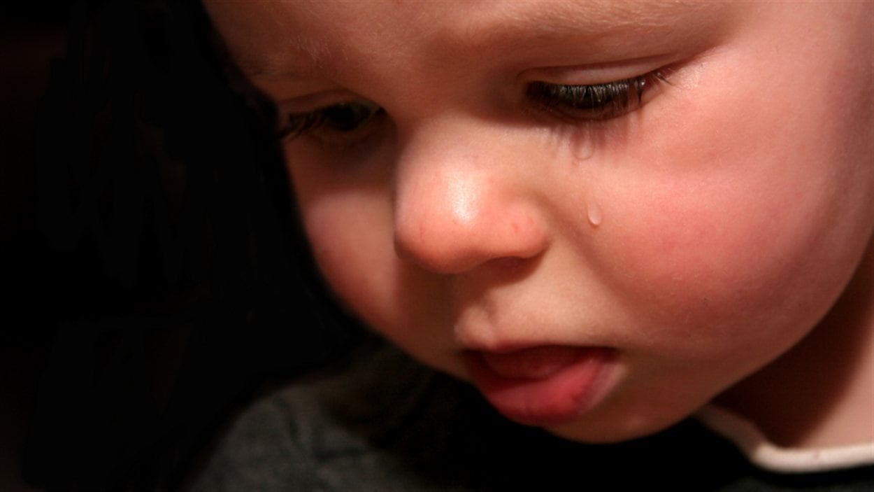Un jeune garçon pleure