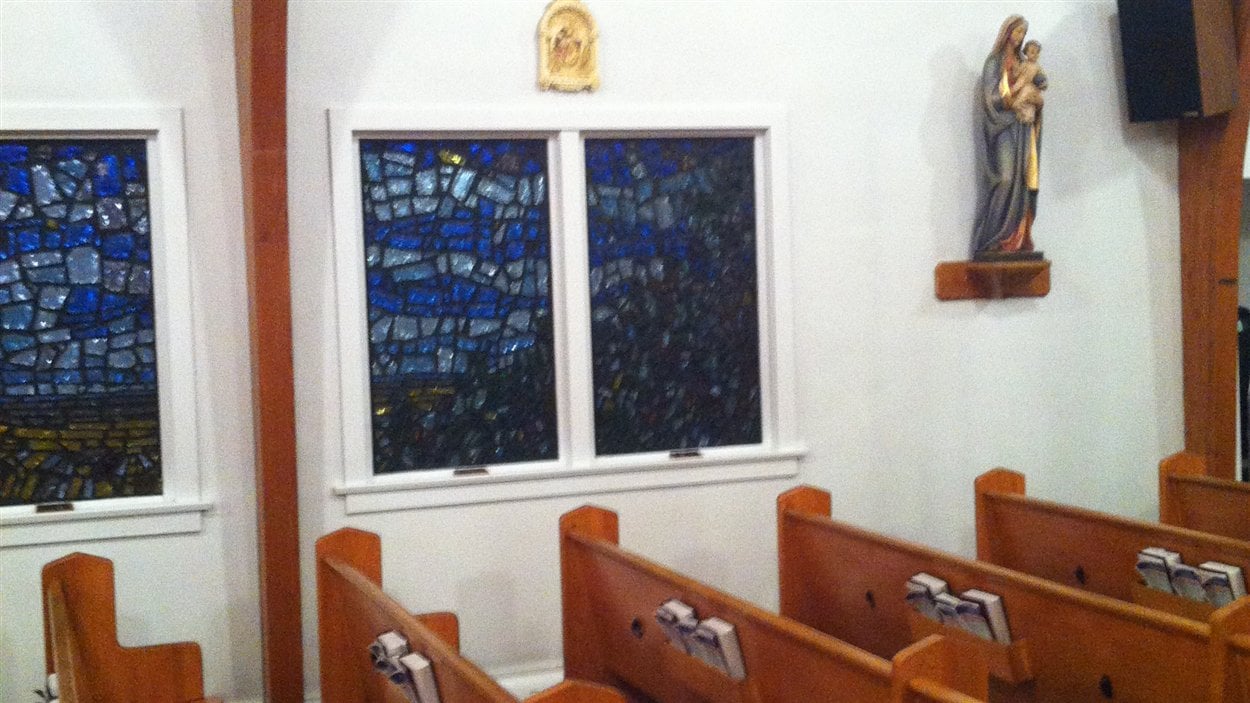 L'église catholique Canadian Martyrs Church à Regina a 28 vitraux de l'artiste saskatchewanais Wilf Perreault.