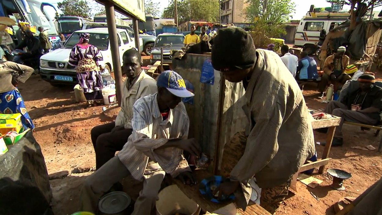 Des dizaines de milliers de Maliens trouvent refuge dans la capitale Bamako en raison des combats.
