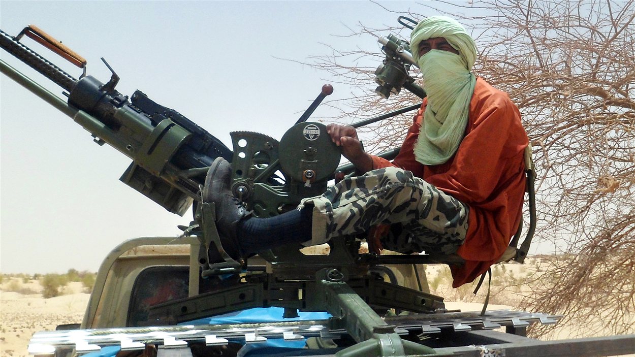 Un rebelle ismlamiste opère une batterie antiaérienne près de Tombouctou.