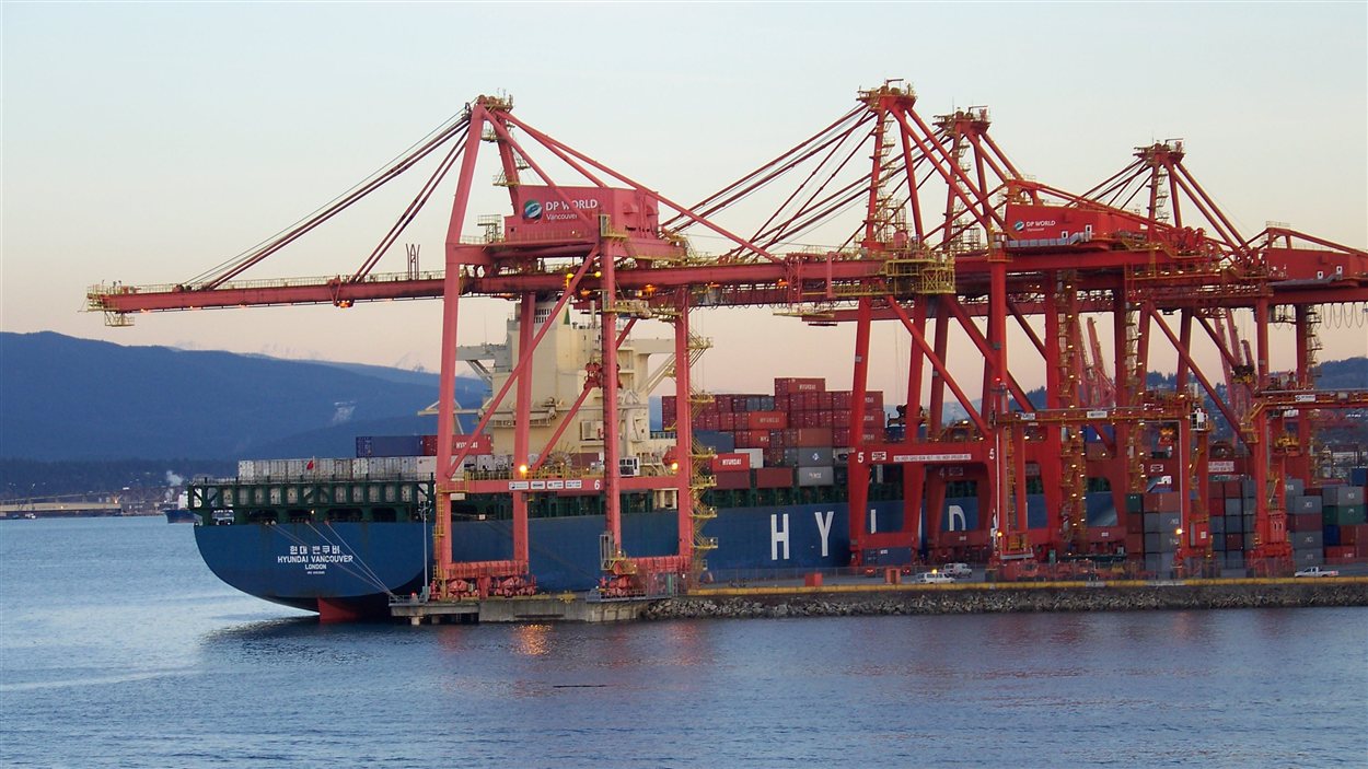 Un porte-conteneur dans le port de Vancouver