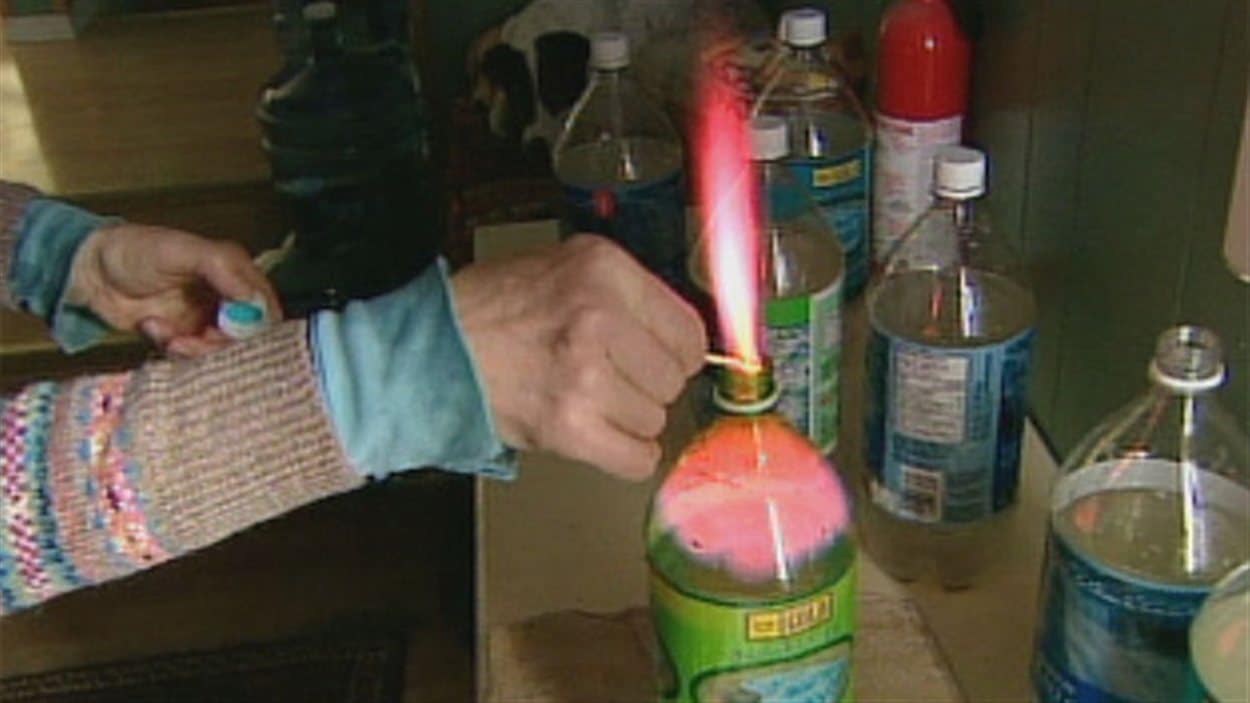 Jessica Ernst affime qu'il y a tellement de méthane dans son eau qu'elle peut y mettre le feu.
