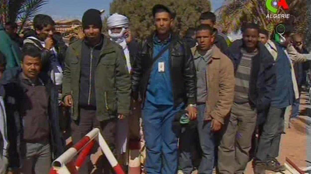 Des otages rescapés posent pour les médias à Ain Amenas, en Algérie.
