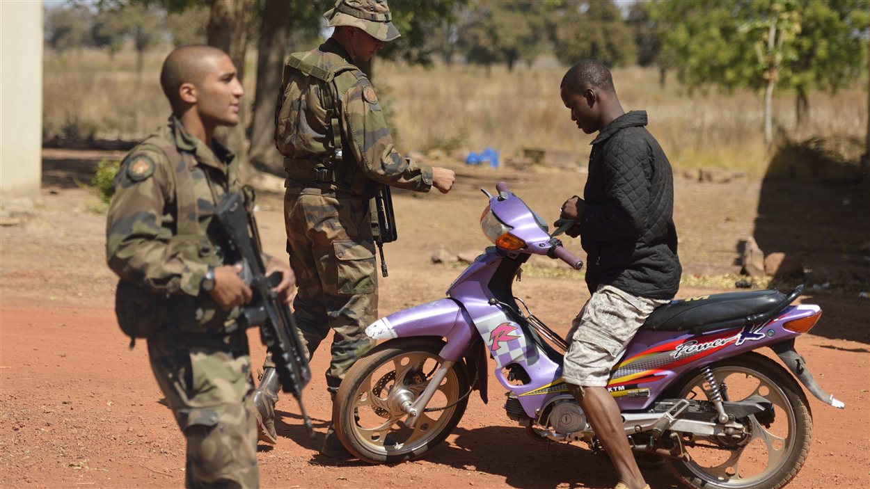 Des soldats français vérifient l'identité d'un homme près de Bamako.