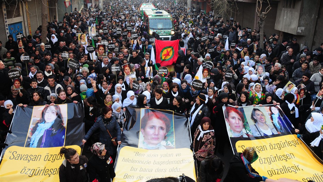 Des milliers de Kurdes se sont rassemblés à Diyarbakir pour rendre un dernier hommage aux trois activistes assassinées à Paris le 9 janvier 2012.