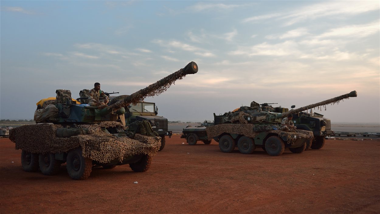 Des blindés français à Bamako, qui s'apprêtent à être déployés au Nord-Mali.