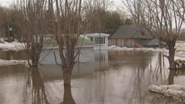 Inondations à Sainte-Brigitte-des-Saults en 2001