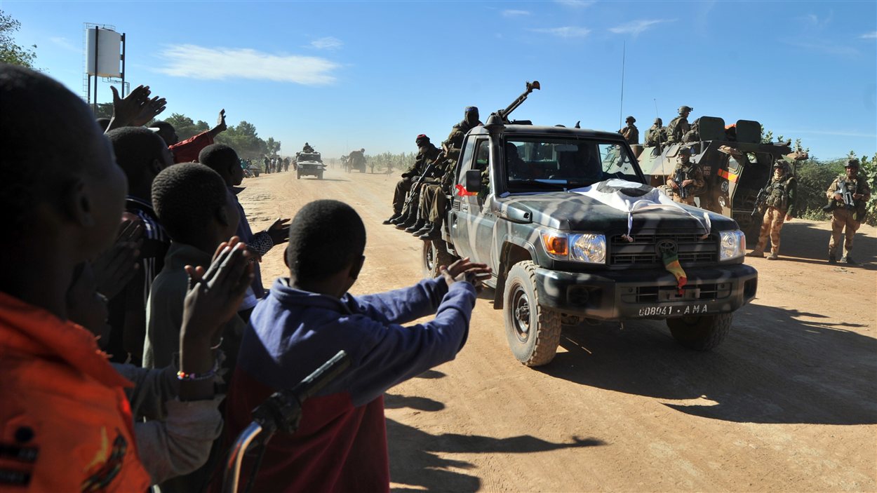 Des Maliens acclament les troupes françaises et maliennes qui entrent dans Diabali.