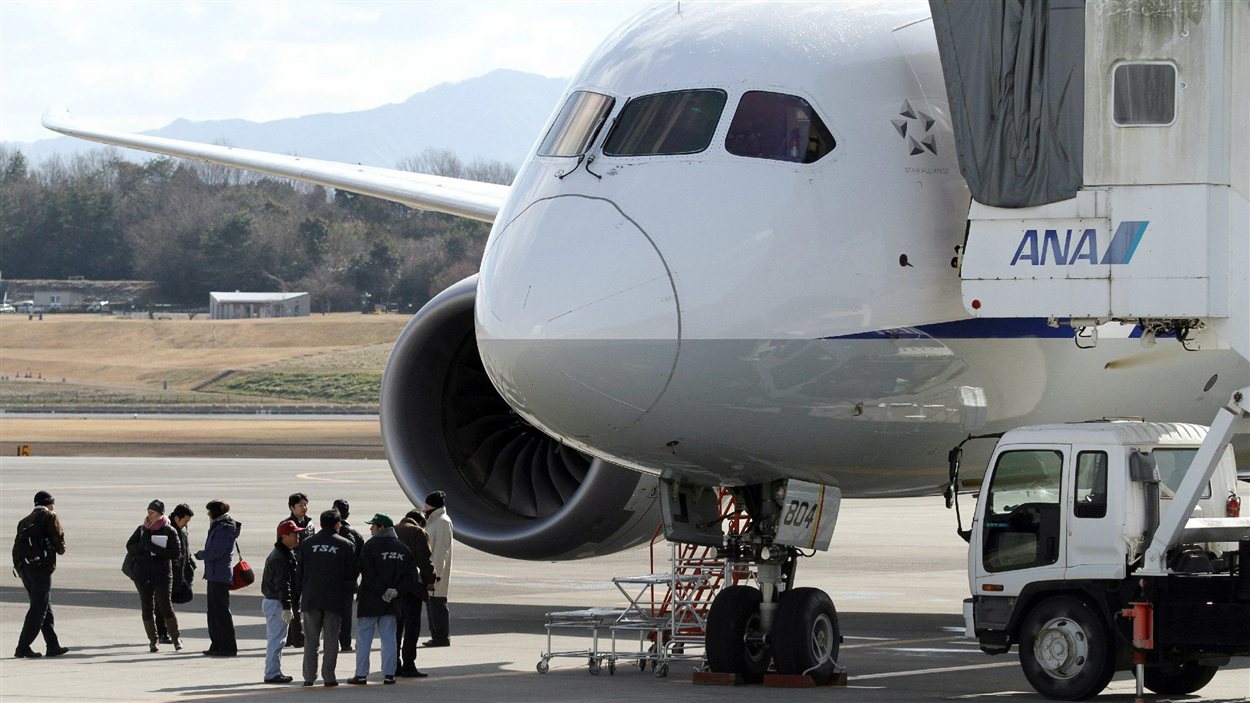 Des enquêteurs inspectent une Boeing 787 de la compagnie All Nippon Airways au Japon.