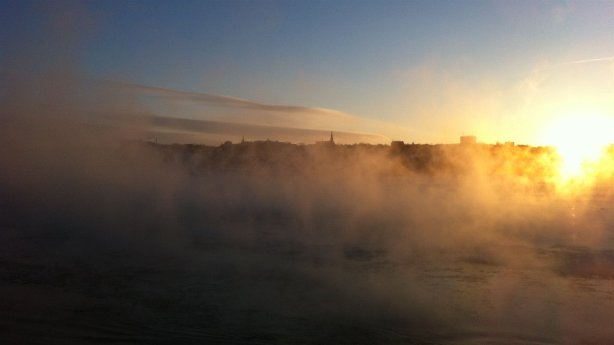 De la fumée de mer s'est formée sur le fleuve en raison du temps froid.