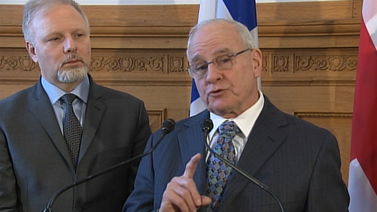 Le ministre responsable de la région de Montréal, Jean-François Lisée, et le président du comité-conseil sur les contrats municipaux de Montréal, Jacques Léonard