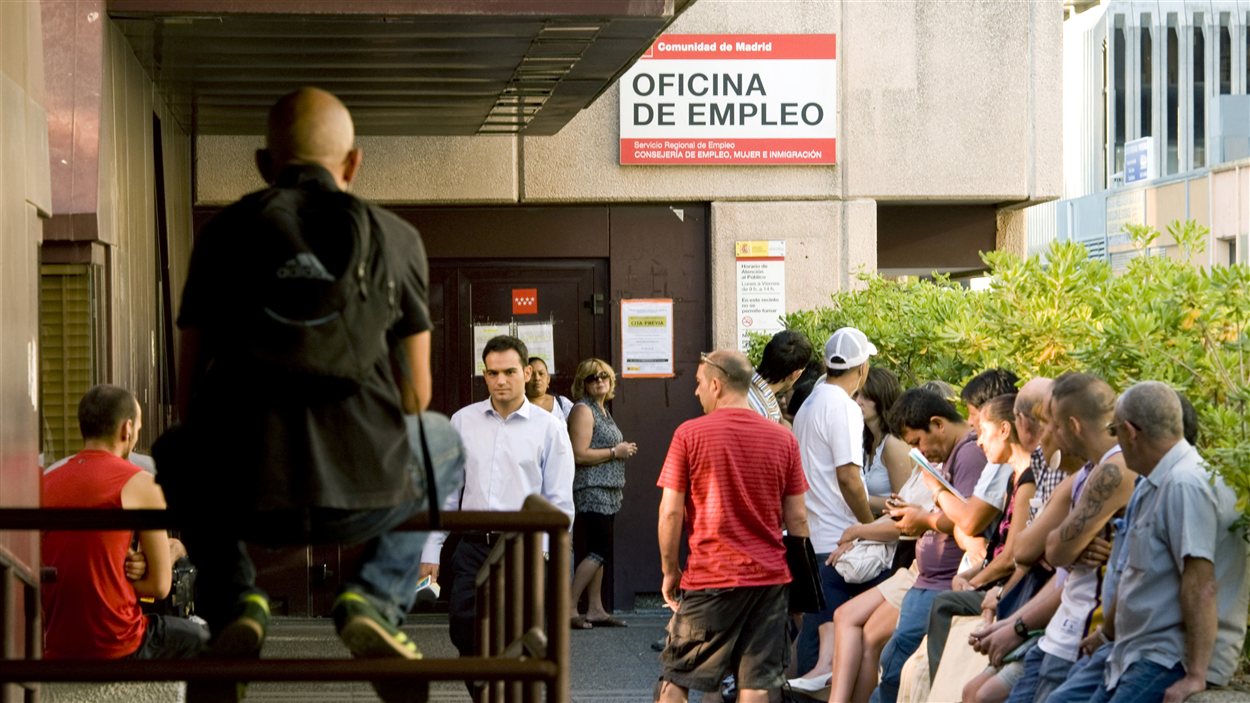 Des chômeurs espagnols devant un centre d'emploi
