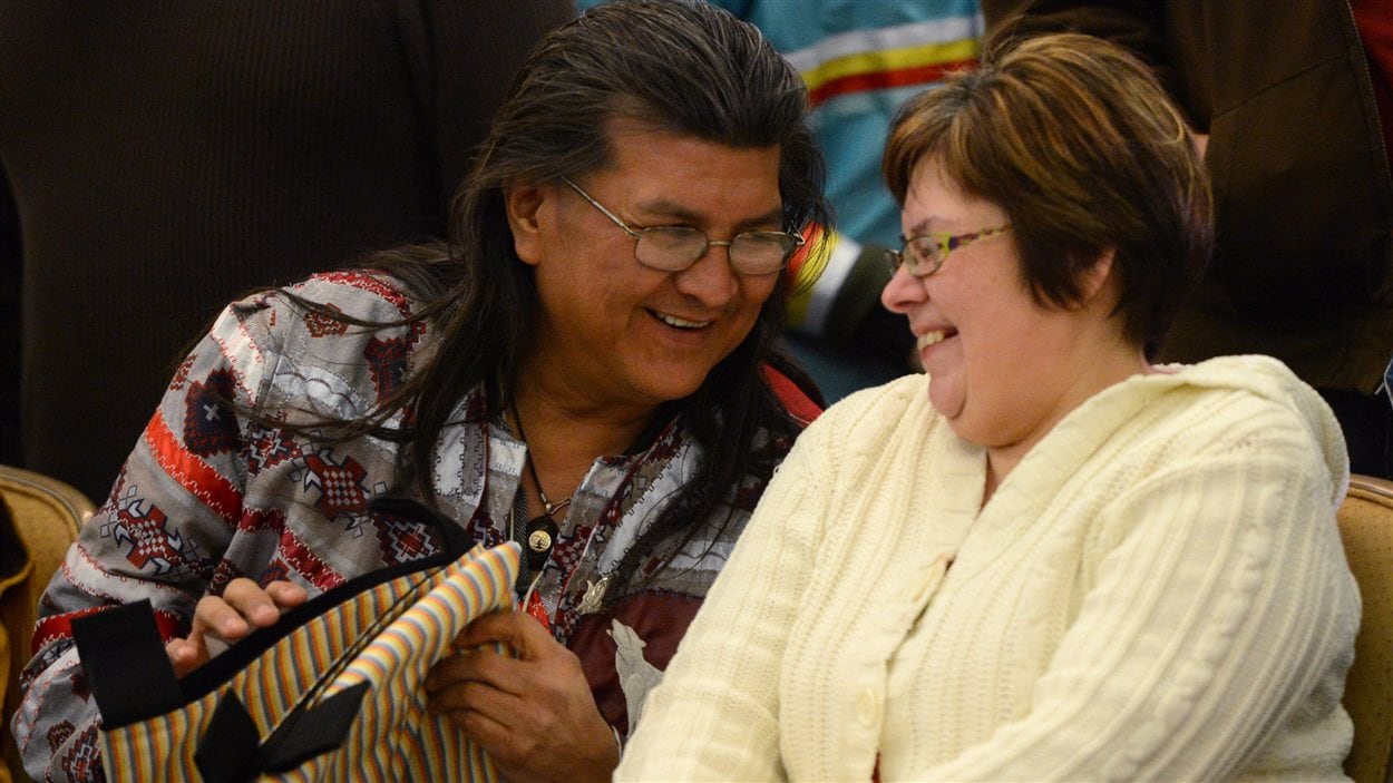 Theresa Spence en discussion avec Raymond Robinson