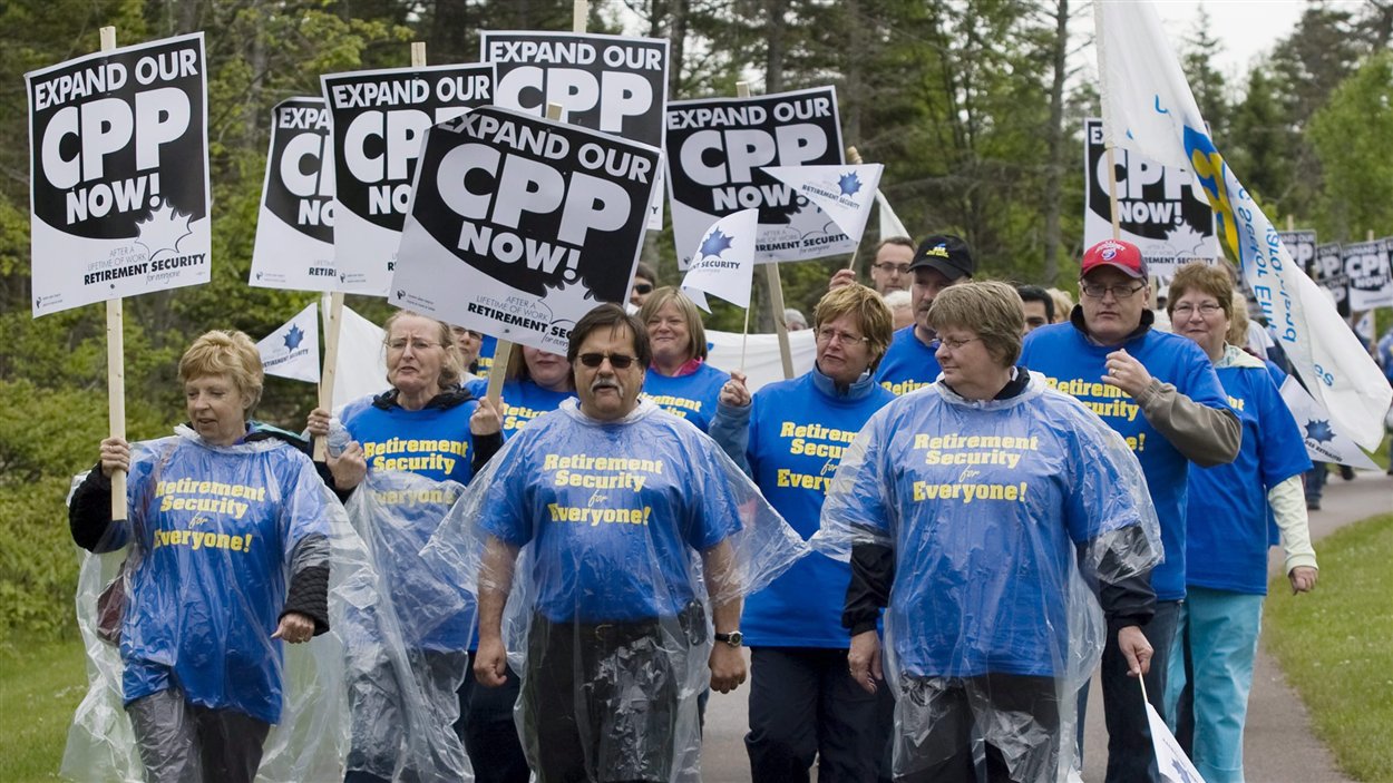 Des manifestants rassemblés en marge de la réunion des ministres des Finances sur la réforme du Régime des pensions du Canada (RPC), à l'Île-du-Prince-Édouard, le 14 juin 2010, demandent au gouvernement de doubler les cotisations au RPC.