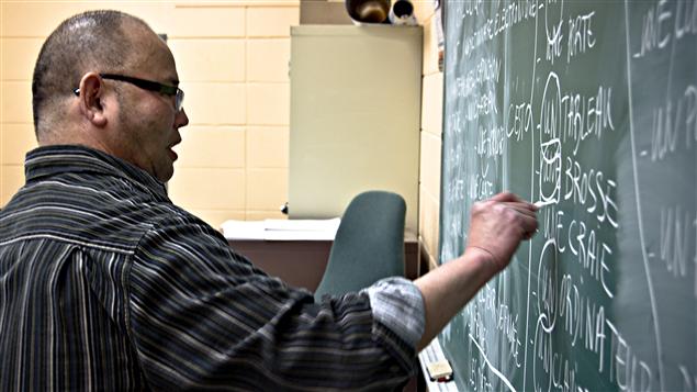 Le professeur Jean Chen donne un cours de francisation aux nouveaux arrivants