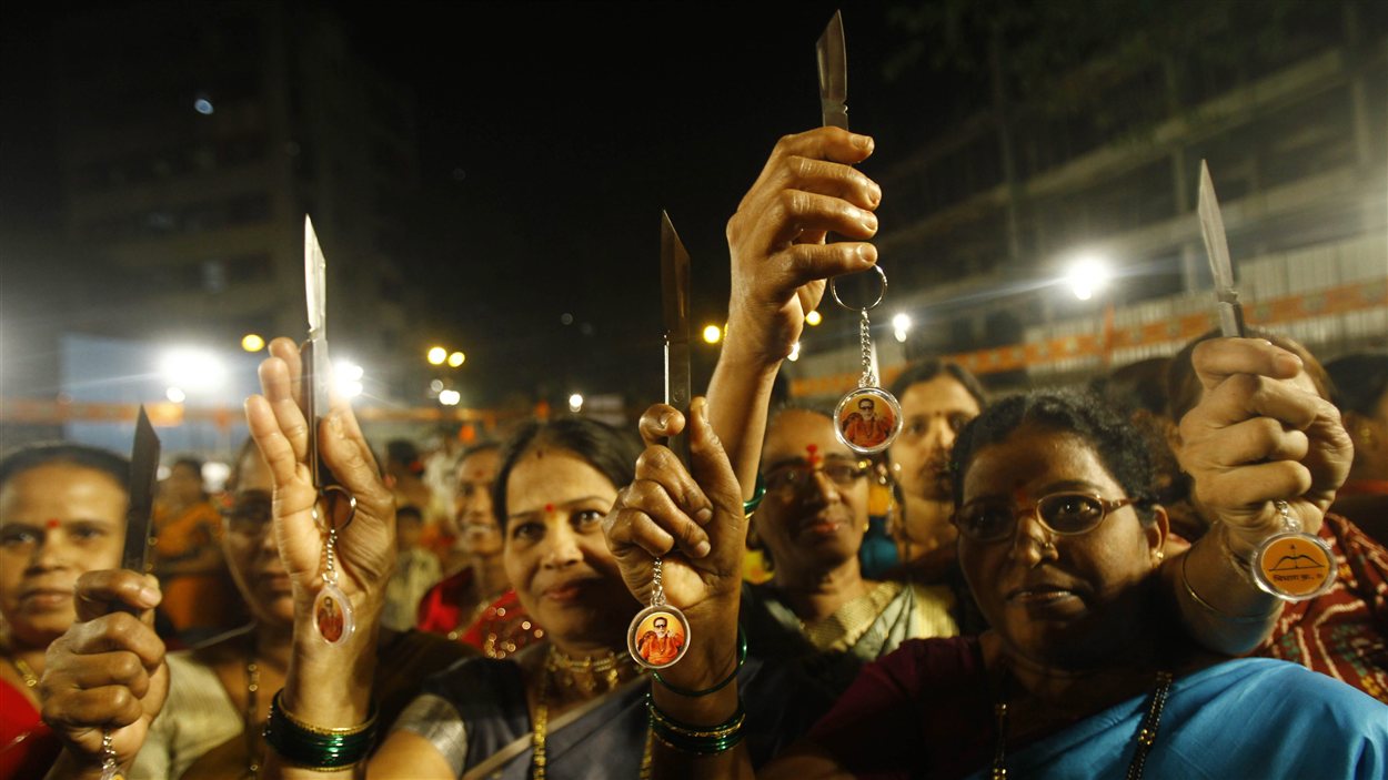 Des femmes de Mumbai exhibent fièrement le couteau qu'elles ont reçu de Shiv Sena.