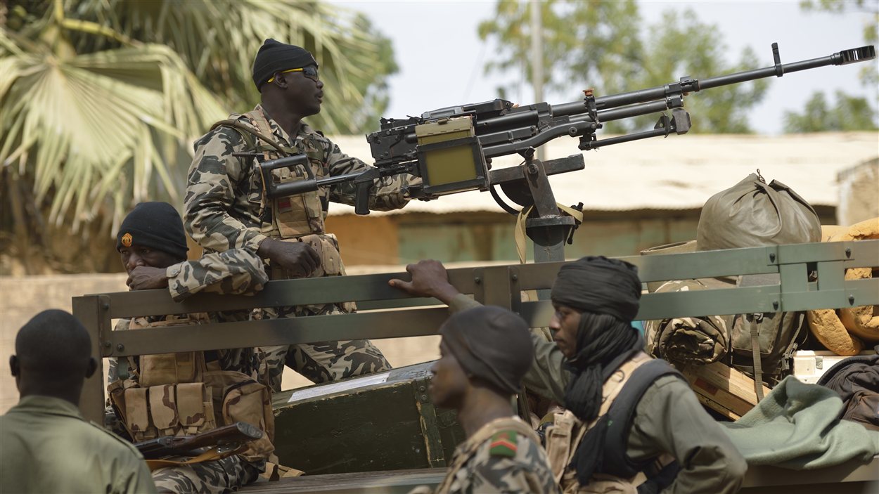 Des soldats maliens patrouillent dans les rues de Diabaly.