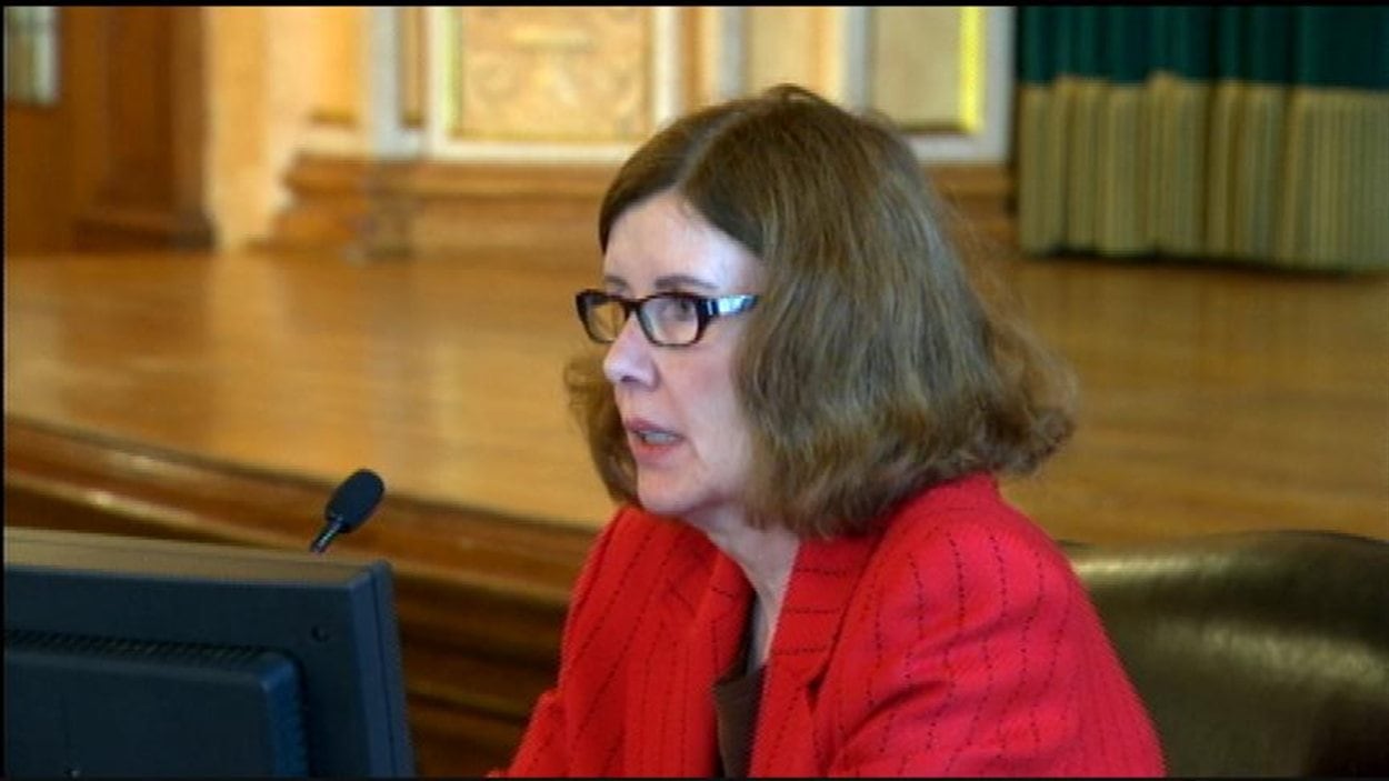 L'ex-directrice générale des Services à l'enfant et à la famille du Manitoba, Linda Trigg, témoigne à l'enquête publique sur la mort de Phoenix Sinclair, le 28 janvier 2013 à l'hôtel Fort Garry à Winnipeg.
