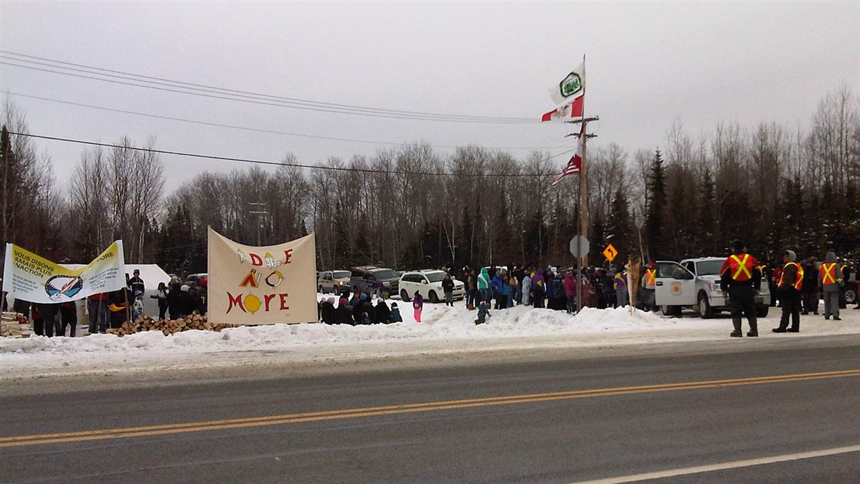 Une centaine de personnes se sont assemblées en bordure de la route 117, à Lac Simon, pour manifester à l'occasion du mouvement Idle No More.