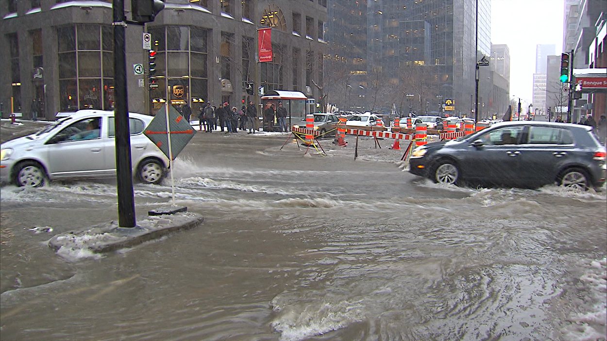 Des voitures lors d'une importante inondation à Montréal