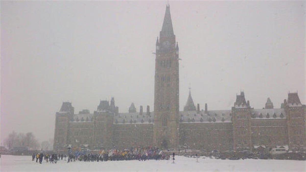 Les manifestants sont arrivés devant le parlement à Ottawa. 