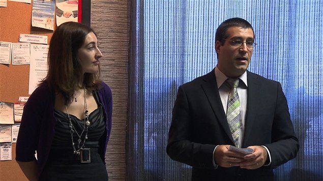 La chargée de projet, Stéphanie Gracia et l'agent de migration, Martin Poirier, en conférence de presse